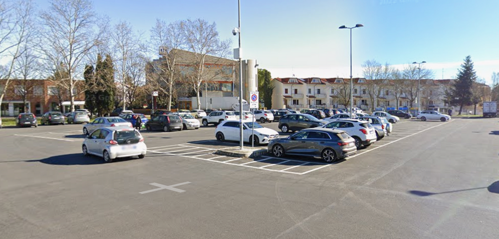 Parcheggio grande vicino al locale